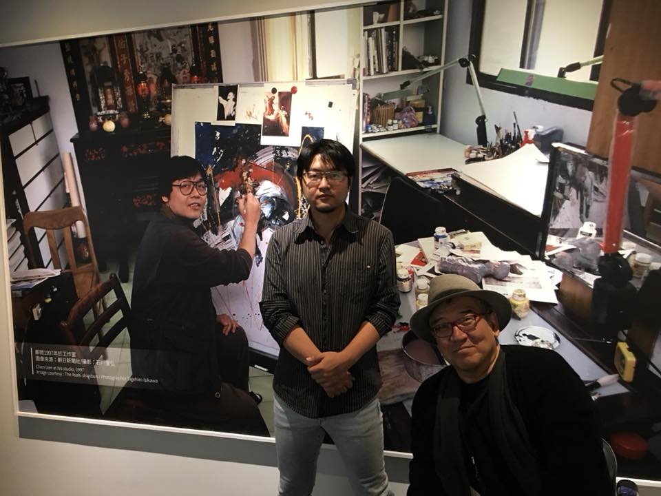 和植羽跟他老爸合照一張。這是鄭問1997年在工作室裡的照片。