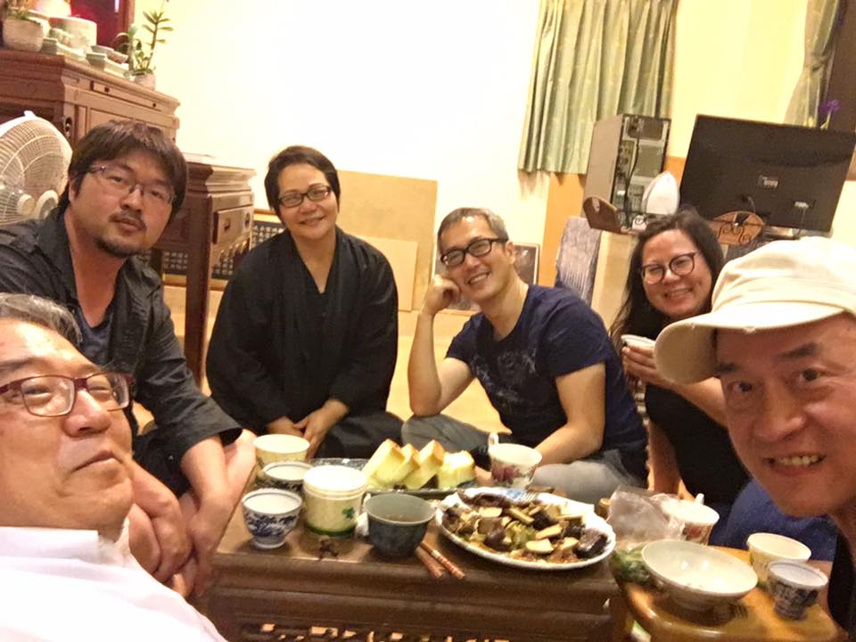 和編輯與鄭問家人合影