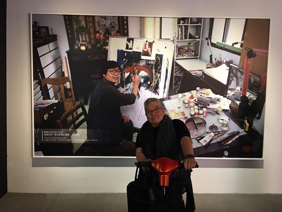 展場裡有一張放大的照片，是1997年日本朝日新聞社來他工作室拍的照片。