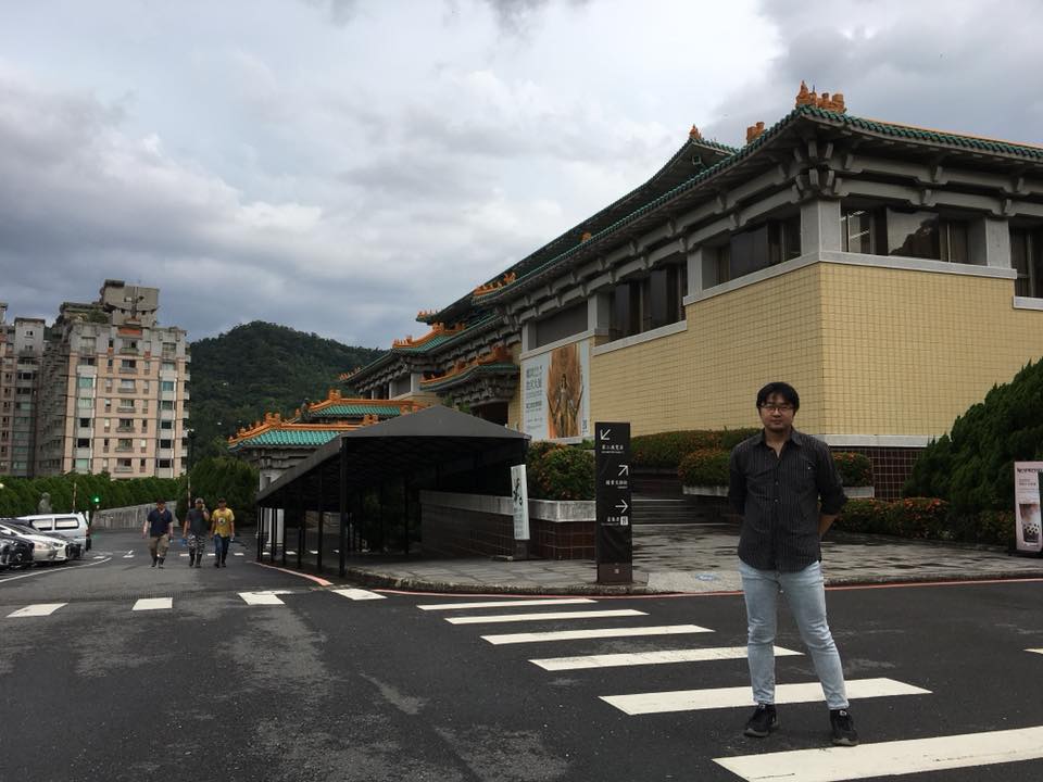 幫植羽在故宮大門口外拍一張。