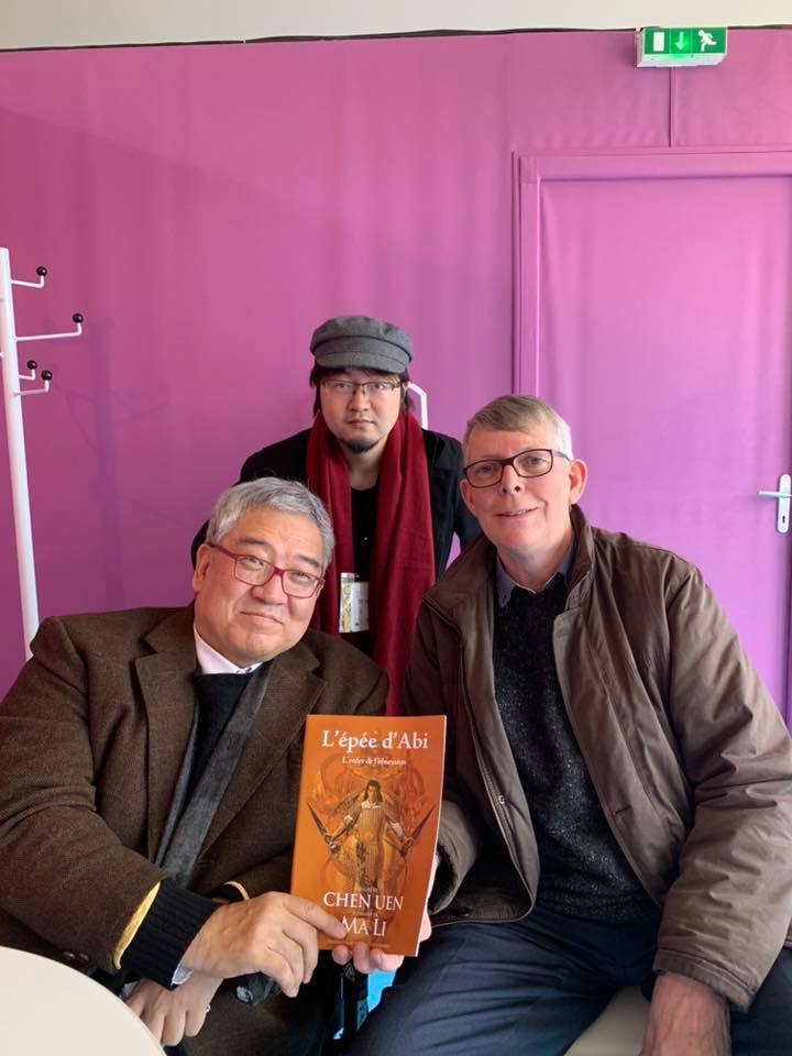 我們對談結束後，一家藝廊老闆來洽談鄭問作品的展覽。