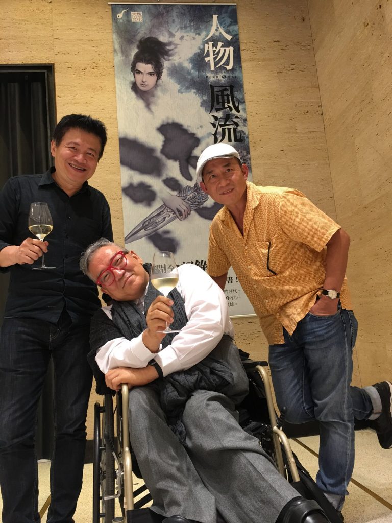 散場後和羅某與阿和的合影。從這時的坐姿來看，我應該是喝得已經有些茫了。