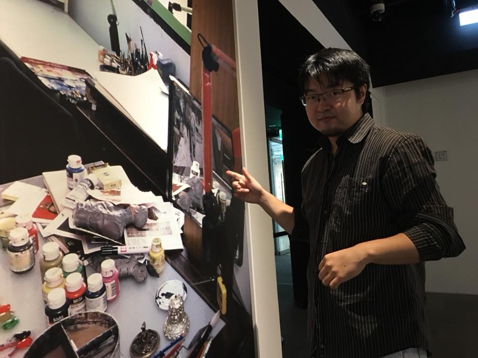 植羽解釋畫架前有個鏡子