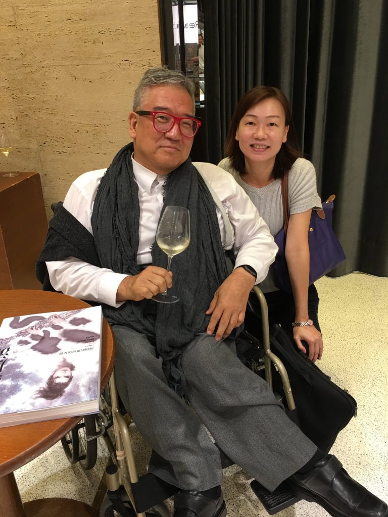 簽名開始還拿著酒杯。很高興這位讀者說她以前不看漫畫的，現在開始。