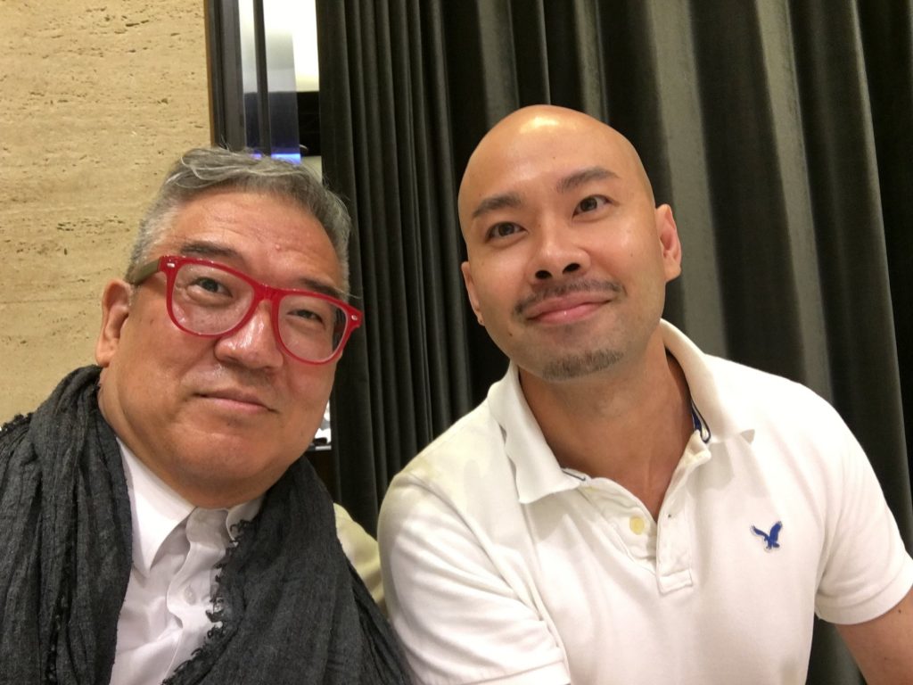 這一位要我簽在哪裡，現在想不起來。Sorry。。。。