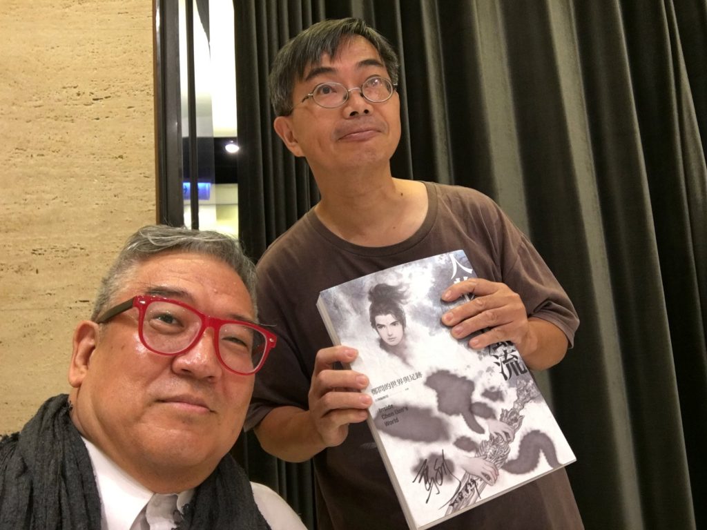 這一位要我簽在封面上。