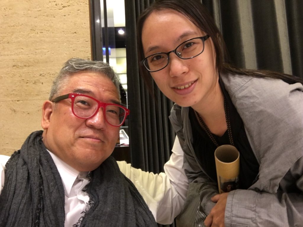 這位讀者要我在海報筒上簽名。