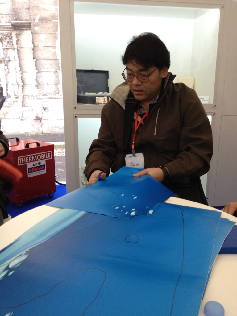 鄭問動手開始剪紙