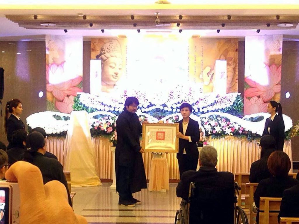 鄭麗君來上香並代發蔡英文總統的褒揚令