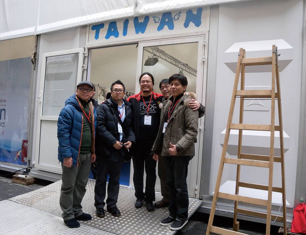 陳淑芬回憶2012年安古蘭漫畫節開展那天，到了台灣館之後，鄭問做的事情很生動。