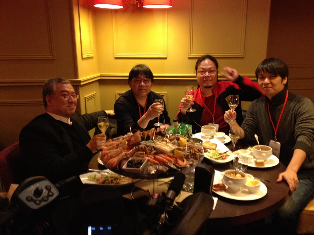 馬利和鄭問在吃海鮮